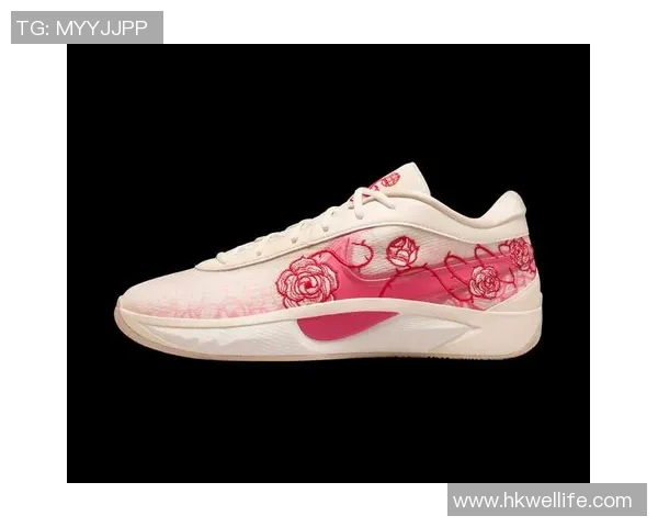 时尚与运动兼备 女士足球球星专属运动鞋助力运动表现